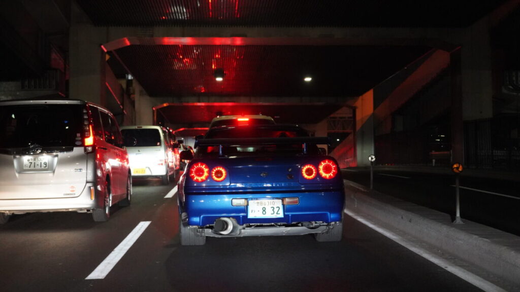 Traffic in Shibuya with R34 Skyline GT-R